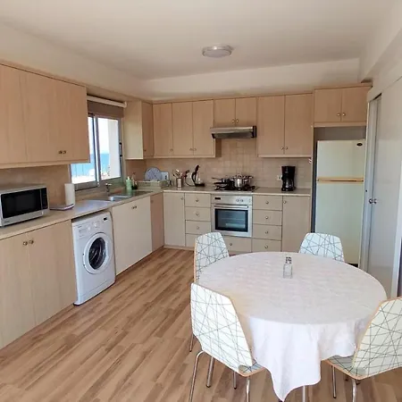 5 Min To The Shared Incl Netflix - Private In 3 Bdr Larnaca