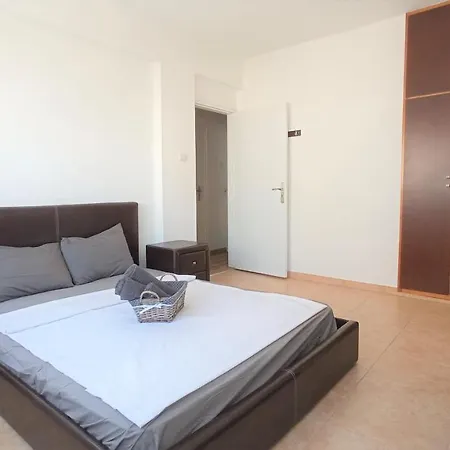 5 Min To The Shared Incl Netflix - Private In 3 Bdr * Larnaca